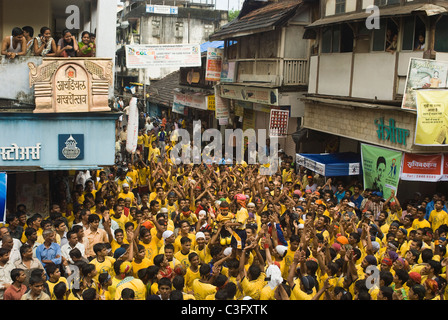 Leute feiern Dahi Handi Festival, Mumbai, Maharashtra, Indien Stockfoto