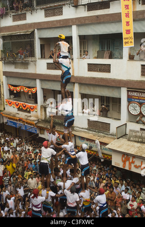 Leute feiern Dahi Handi Festival, Mumbai, Maharashtra, Indien Stockfoto