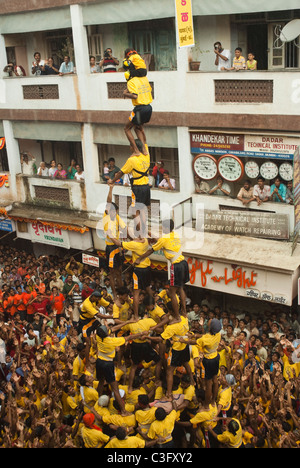 Leute feiern Dahi Handi Festival, Mumbai, Maharashtra, Indien Stockfoto