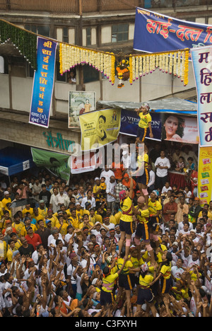 Leute feiern Dahi Handi Festival, Mumbai, Maharashtra, Indien Stockfoto