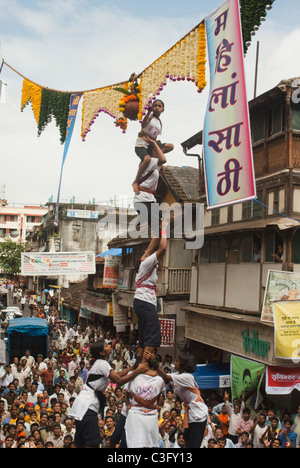 Leute feiern Dahi Handi Festival, Mumbai, Maharashtra, Indien Stockfoto