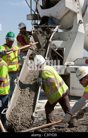 Männliche Autobahn Bauarbeiter Gießen Frischbeton auf Strecke der neuen Autobahn in Texas Stockfoto