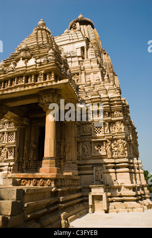 Architektonische Details eines Tempels Kandariya Mahadeva Tempel, Khajuraho, Chhatarpur Bezirk, Madhya Pradesh, Indien Stockfoto