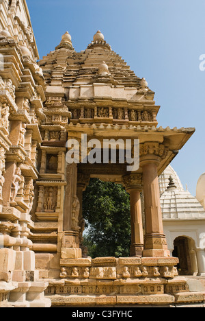 Architektonische Details eines Tempels Parshvanath Tempel, Khajuraho, Chhatarpur Bezirk, Madhya Pradesh, Indien Stockfoto