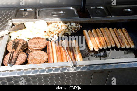 Burger und Hot Dogs bei einem Straßenhändler Stockfoto