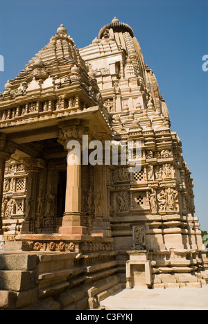 Architektonische Details eines Tempels Parshvanath Tempel, Khajuraho, Chhatarpur Bezirk, Madhya Pradesh, Indien Stockfoto