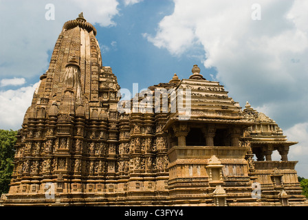 Architektonische Details eines Tempels Devi Jagadambi Tempel, Khajuraho, Chhatarpur Bezirk, Madhya Pradesh, Indien Stockfoto