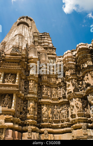 Architektonische Details eines Tempels Kandariya Mahadeva Tempel, Khajuraho, Chhatarpur Bezirk, Madhya Pradesh, Indien Stockfoto