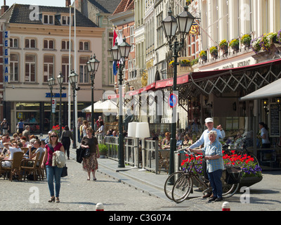 Grote Markt Platz in Bergen Op Zoom, Niederlande, mit zwei älteren Radfahrer Stockfoto