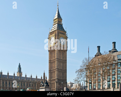 Big Ben und Westminster Portcullis House in London UK Stockfoto