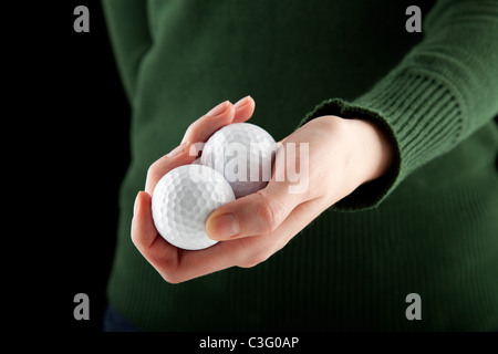Nahaufnahme Bild von einer weiblichen Hand hält zwei Golfbälle