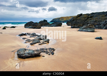 Die schwarzen Felsen am Strand Sango Bay, Nr Durness, Sutherland im Norden Schottlands. An einem sonnigen und stürmischen Tag aufgenommen. Stockfoto