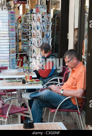 Sitzen auf der Straße Rue De La République in Sarlat, Dordogne Aquitanien Frankreich Stockfoto