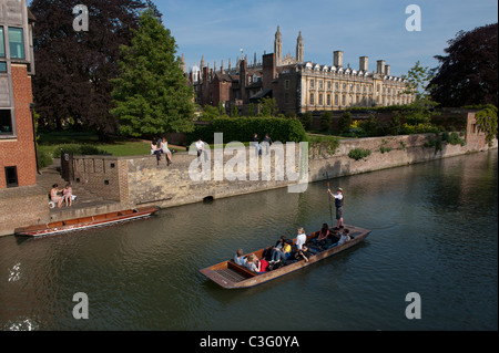 Cambridge. Bootfahren auf dem Fluss Cam entlang The Backs vorbei an den großen Universitäten Cambridge, England. 05.06.2011. sehen Sie hier: Stockfoto