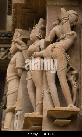 Skulpturen-Detail eines Tempels, Lakshmana Tempel, Khajuraho, Chhatarpur Bezirk, Madhya Pradesh, Indien Stockfoto