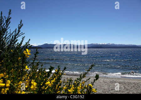 Blick auf den See Nahuel Huapi aus San Carlos de Bariloche, Patagonien, Argentinien, Südamerika. Stockfoto