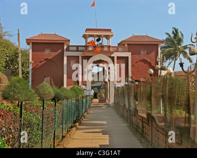 Eingang im Ganapati pule-Tempel des Gottes Ganesha, Pule, Ratnagiri, Maharasthra, Indien Stockfoto