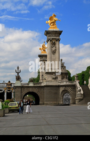 Pont Alexandre III, Paris, Frankreich. Die Alexander-Brücke wurde zwischen 1896 und 1900 im Jugendstil erbaut. Stockfoto