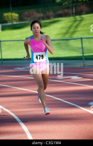 Japanische Staffelläufer laufen mit Taktstock Stockfoto