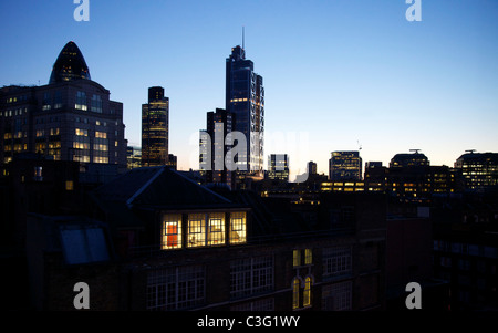 Skyline von London in der Abenddämmerung Stockfoto