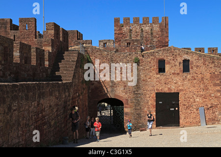 Burg von Silves, Algarve, Portugal. Zinnen und Torhaus des Schlosses teilrestauriert. Stockfoto