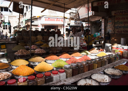 Snacks auf dem Abwürgen, Ahmedabad, Gujarat, Indien Stockfoto