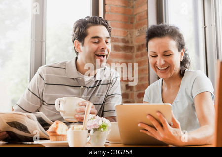 Hispanische paar mit digital-Tablette im café Stockfoto