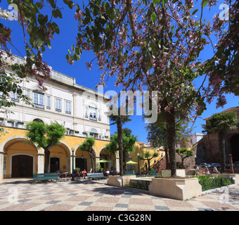 Silves Rathausplatz, Algarve, Portugal. Schattigen Platz im Zentrum der Stadt mit Brunnen und Cafés. Stockfoto