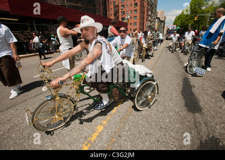 Mitglieder des Vereins Brown Leben Fahrrad an der Cinco De Mayo-Parade in New York Stockfoto