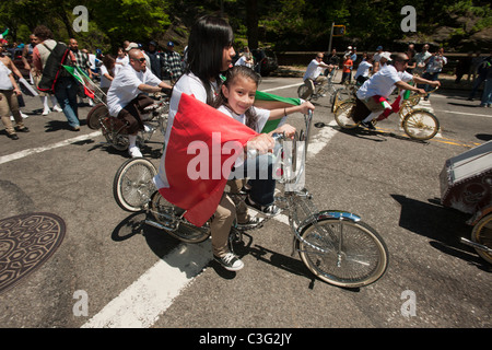 Mitglieder des Vereins Brown Leben Fahrrad an der Cinco De Mayo-Parade in New York Stockfoto