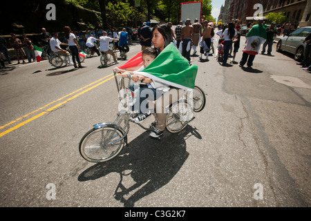 Mitglieder des Vereins Brown Leben Fahrrad an der Cinco De Mayo-Parade in New York Stockfoto