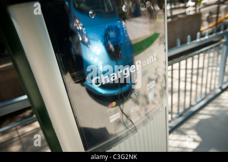 Eine Verbindung von Hertz, Coulomb Technologies ChargePoint-Station in Seward Park Genossenschaften in der Lower East Side in New York Stockfoto