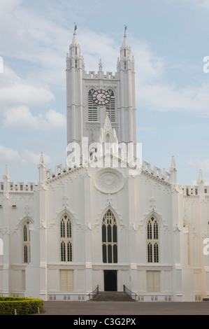 Fassade der Kathedrale und St. Pauls Cathedral, Kolkata, Westbengalen, Indien Stockfoto