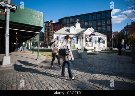 Ein Fertighaus Strandhütte im Meatpacking District NY beherbergt ein Tommy Hilfiger pop-up Store mit seiner Prep Weltlinie Stockfoto