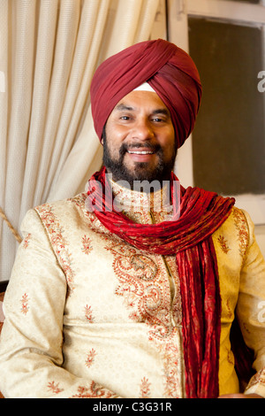 Lächelnder Mischlinge Mann in traditionelle indische Kleidung Stockfoto