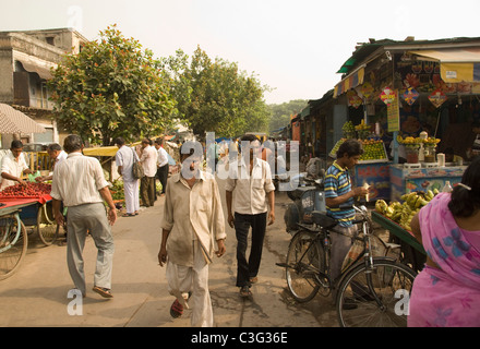 Passanten in einer Straße, Chandni Chowk, Delhi, Indien Stockfoto