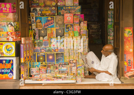 Anbieter, die sitzen in einem Feuerwerk Shop, Chandni Chowk, Delhi, Indien Stockfoto