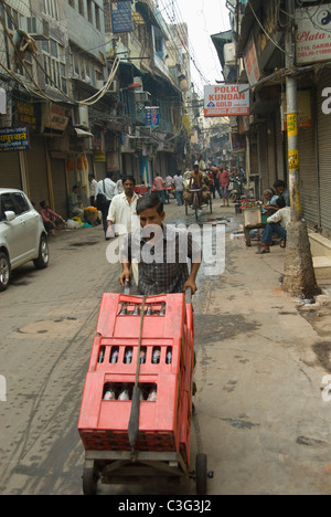 Mann schieben Kisten von Limonadenflaschen auf einem Wagen, Chandni Chowk, Delhi, Indien Stockfoto