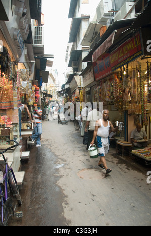 Passanten in einer Straße, Chandni Chowk, Delhi, Indien Stockfoto