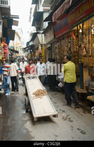Passanten in einer Straße, Chandni Chowk, Delhi, Indien Stockfoto