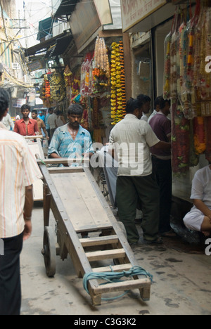 Passanten in einer Straße, Chandni Chowk, Delhi, Indien Stockfoto