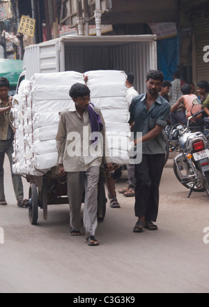 Männer ziehen einen Wagen in einer Straße, Chandni Chowk, Delhi, Indien Stockfoto