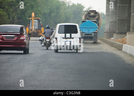 Fahrzeuge auf der Straße auf einer Baustelle, New Delhi, Indien Stockfoto