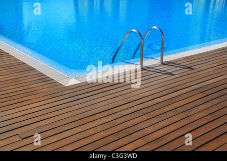 blauen Swimmingpool mit Teak Holz Fußböden Streifen Sommerurlaub Stockfoto