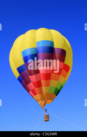 Ballon bunt leuchtenden Farben im blauen Himmel Schiff fliegen Stockfoto