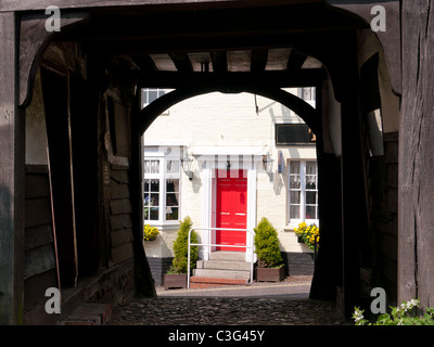 Das Red Lion Pub durch den Torbogen von der Kirche, Finchingfield, Essex, UK Stockfoto