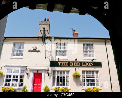 Das Red Lion Pub durch den Torbogen von der Kirche, Finchingfield, Essex, UK Stockfoto