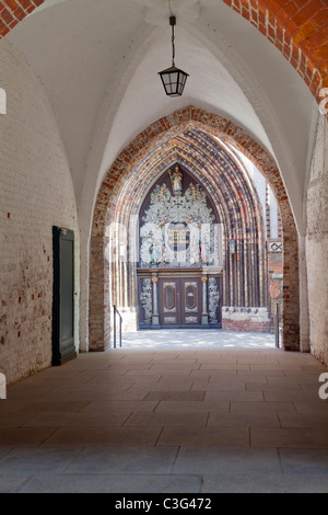 Westportal, St. Nikolai Kirche betrachtet durch Rathaus Torbogen, Stralsund, Mecklenburg-Vorpommern, Deutschland Stockfoto