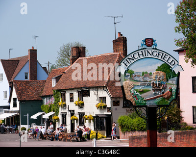 Das Fox Inn vor dem Teich im Dorf Finchingfield, Essex Stockfoto