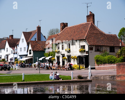 Das Fox Inn über den großen Teich in dem Dorf Finchingfield, Essex Stockfoto